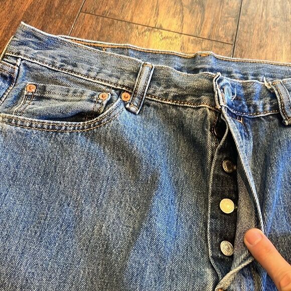Levi’s 501 Button Fly Jean shorts in EUC size 36 - Picture 4 of 6